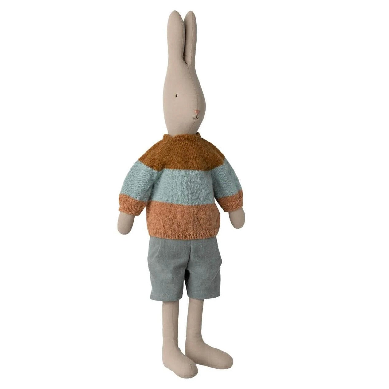 Hase Größe 5 in Strickpullover und Leinenshorts